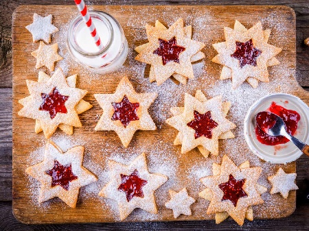 Коледни маслени линцерови сладки с форма на звезда и сладко от ягоди - снимка на рецептата